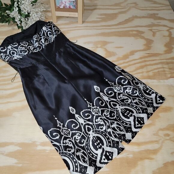 ‎White House Black Market Strapless Cocktail Dress - Picture 2 of 13